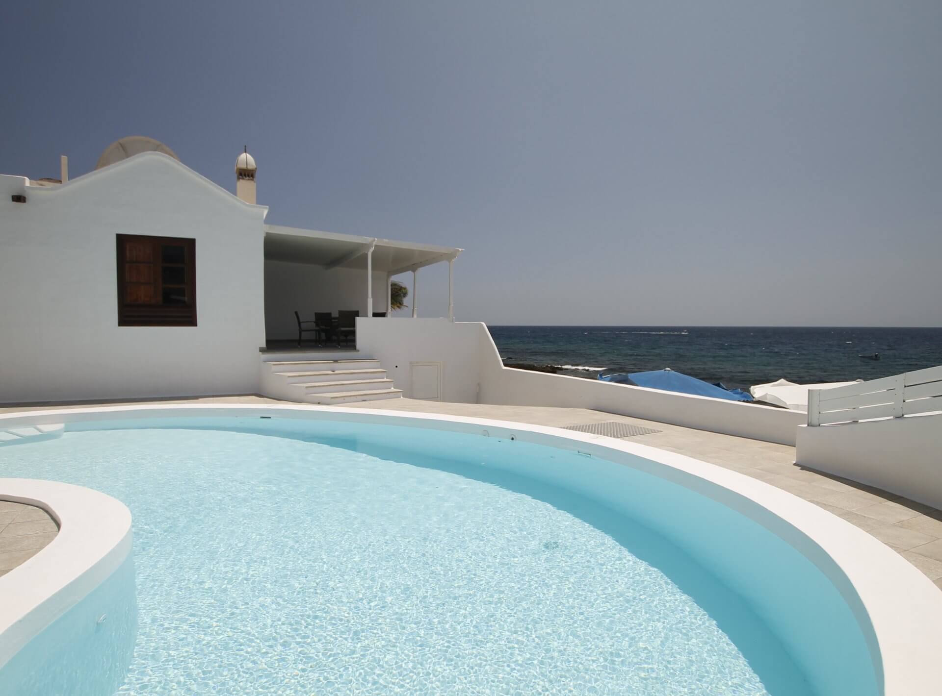 Casa Playa Quemada  en primera linea de mar de dos dormitorios y piscina privada